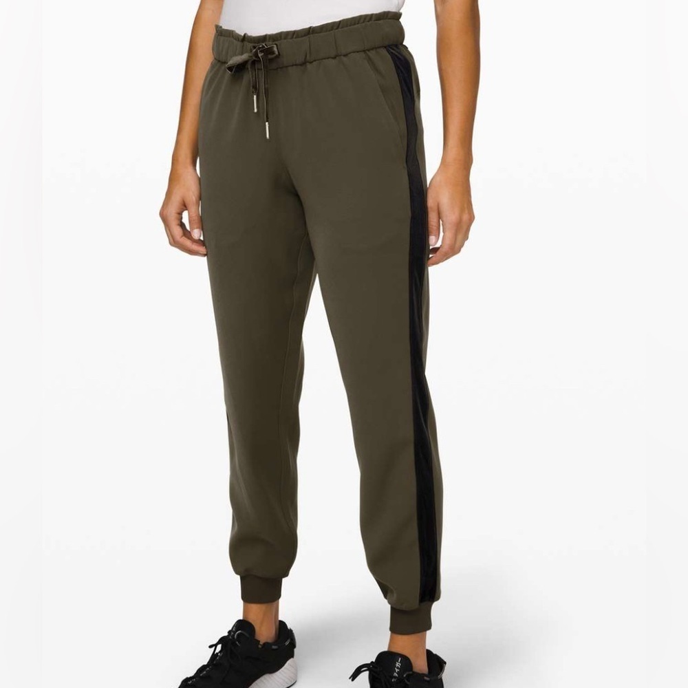 Lululemon On the Fly Jogger *Velvet Trim- Dark Olive Women’s Size 8